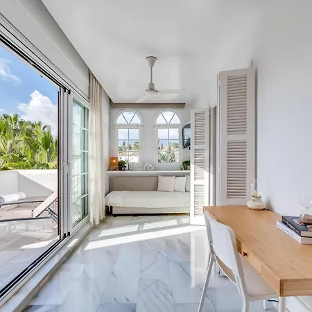 Modern 3 Bdrm With Sea Views & Pool Newly Renovated Appartement