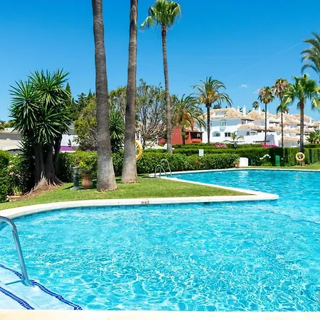 Apartment Modern 3 Bdrm With Sea Views & Pool Newly Renovated *