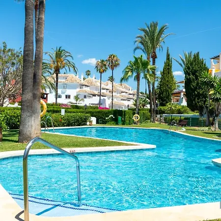 Apartment Modern 3 Bdrm With Sea Views & Pool Newly Renovated *