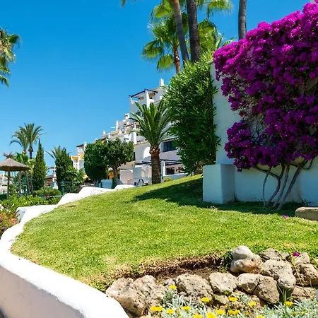 Apartment Modern 3 Bdrm With Sea Views & Pool Newly Renovated *
