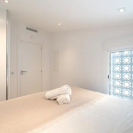 Modern 3 Bdrm With Sea Views & Pool Newly Renovated Apartment