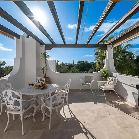 Apartment Modern 3 Bdrm With Sea Views & Pool Newly Renovated *