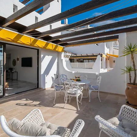 Apartment Modern 3 Bdrm With Sea Views & Pool Newly Renovated