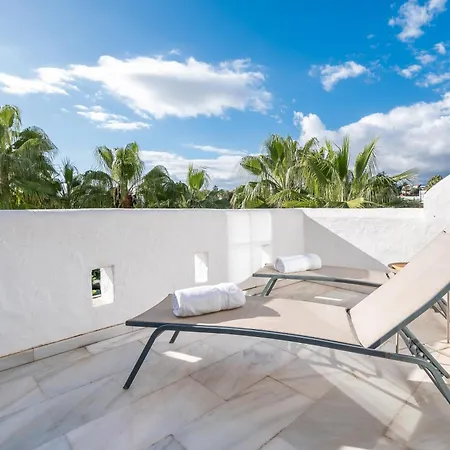 Apartment Modern 3 Bdrm With Sea Views & Pool Newly Renovated
