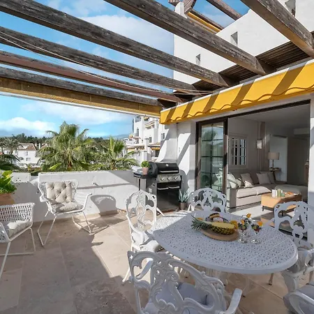 Apartment Modern 3 Bdrm With Sea Views & Pool Newly Renovated *