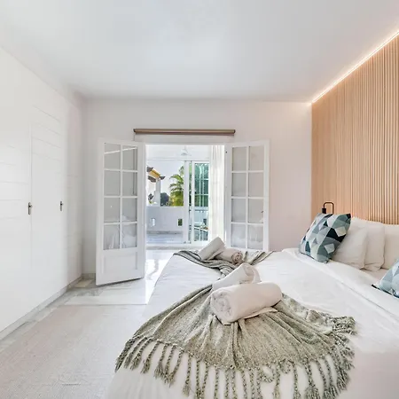 Apartment Modern 3 Bdrm With Sea Views & Pool Newly Renovated