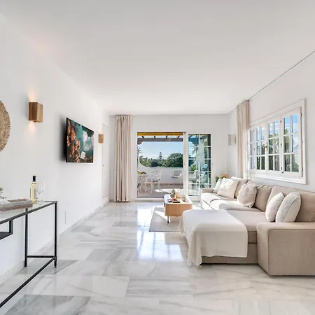 Apartment Modern 3 Bdrm With Sea Views & Pool Newly Renovated *