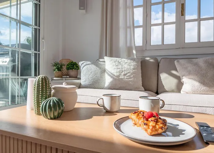 Modern 3 Bdrm With Sea Views & Pool Newly Renovated דירה