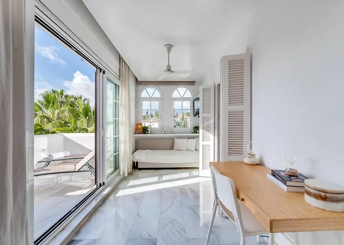 Modern 3 Bdrm With Sea Views & Pool Newly Renovated דירה