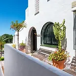 Modern 3 Bdrm With Sea Views & Pool Newly Renovated *