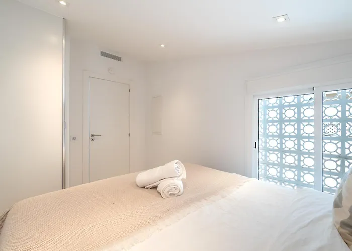 Modern 3 Bdrm With Sea Views & Pool Newly Renovated Апартаменти
