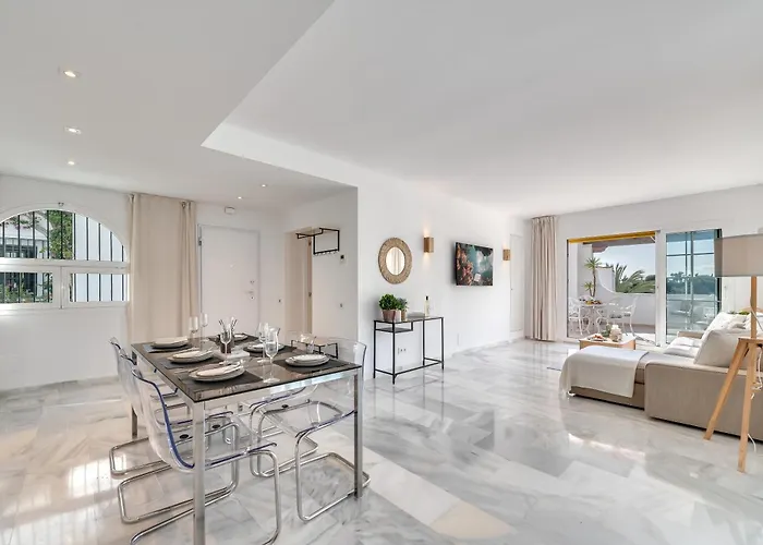 Апартаменти Modern 3 Bdrm With Sea Views & Pool Newly Renovated