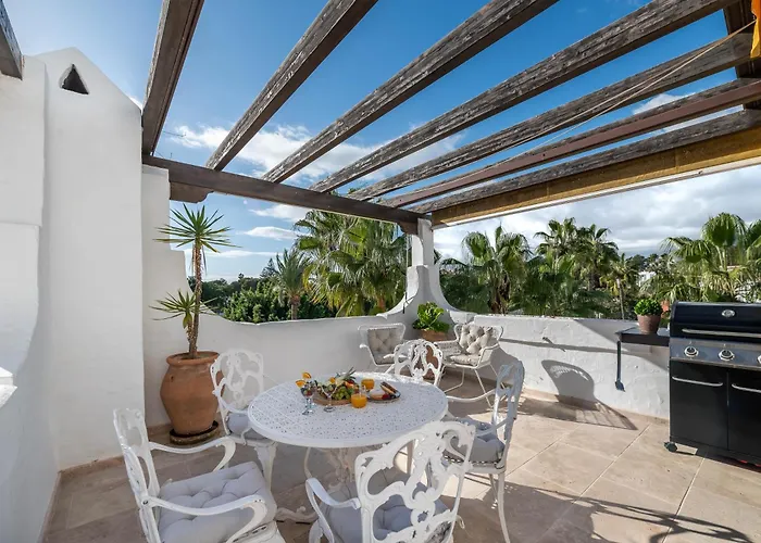 Modern 3 Bdrm With Sea Views & Pool Newly Renovated Апартаменти