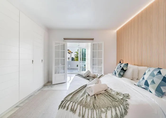 Апартаменти Modern 3 Bdrm With Sea Views & Pool Newly Renovated